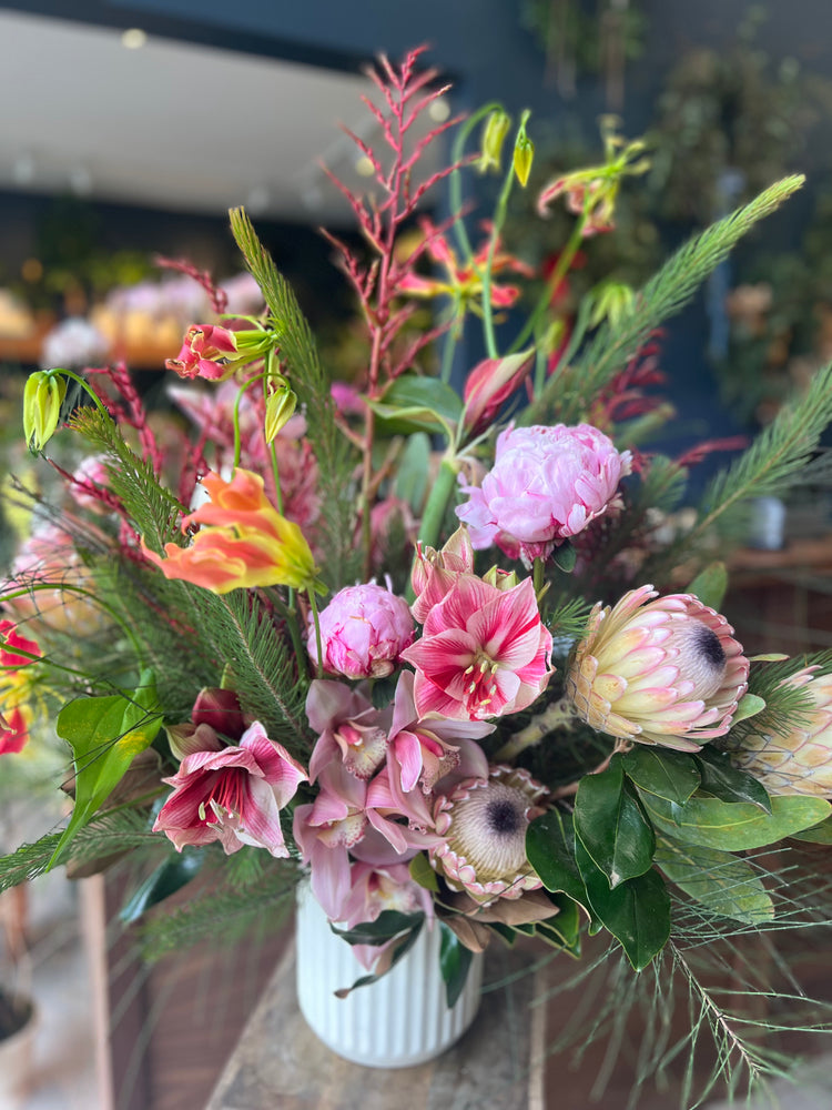 *VALENTINE'S*  LUXE XL SEASONAL ARRANGEMENT